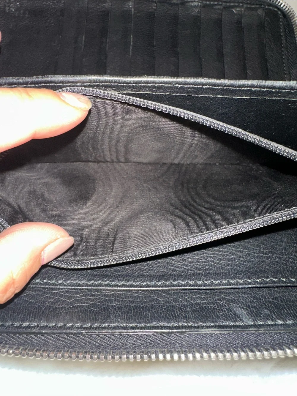 Gucci Black Leather Zip-Around Wallet with Embossed Double G